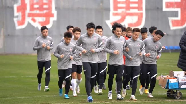 上半场，双方对抗激烈，莫罗率先破门，下半场，R-克里斯滕森不慎乌龙，贝洛蒂错失单刀。